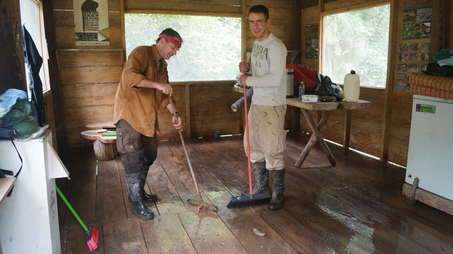 Ferbruar 2014 - Aufräumarbeiten auf unserer Wiederauswilderungsstation nach dem Hochwasser